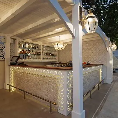 Elegance East Hotel 4*