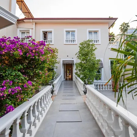 Elegance East Otel 4*
